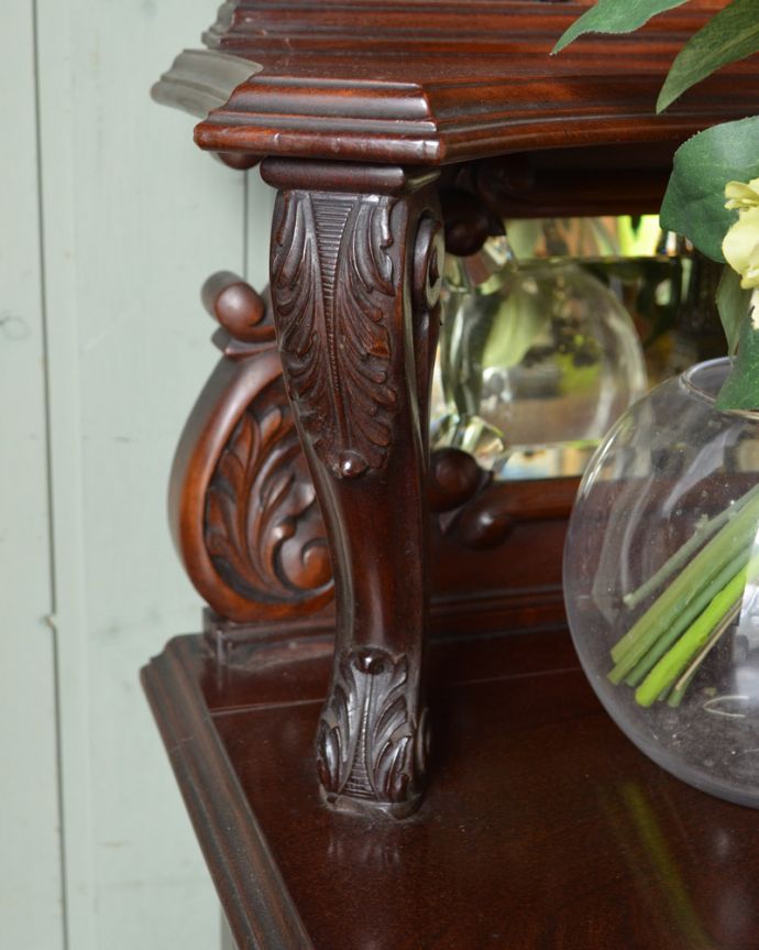アンティークのキャビネット アンティーク家具 1880年代のゴージャスなアンティーク家具、マホガニー材を使ったパーラーキャビネット。ミラー脇にもこだわって細かい部分までかなりこだわって彫が入っています。(j-1867-f)