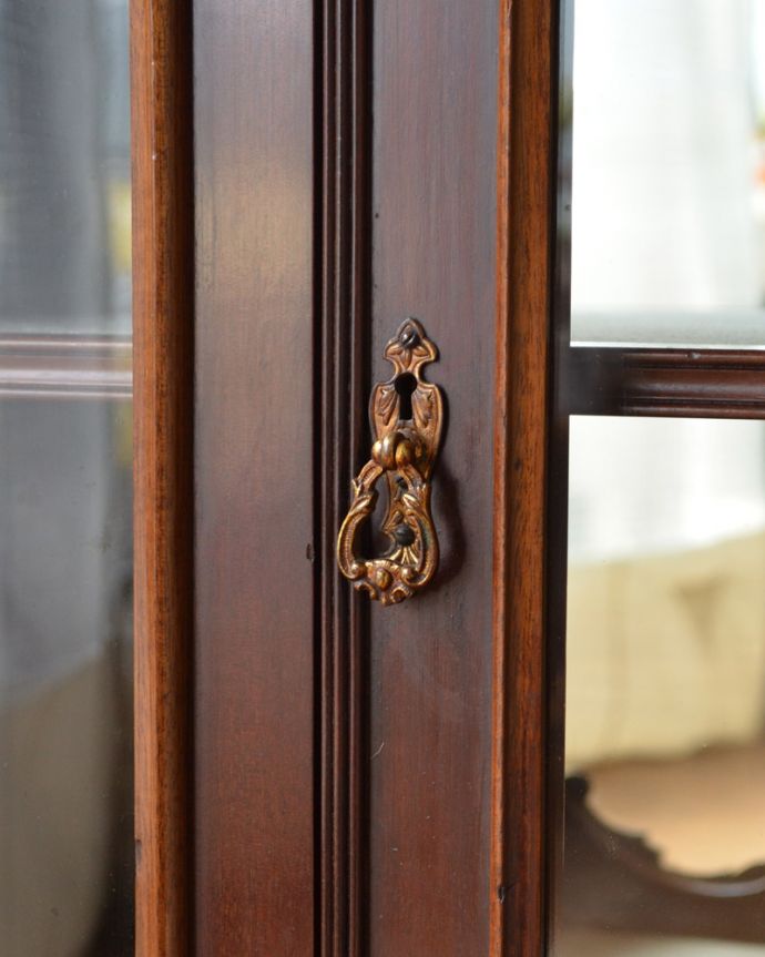 アンティークのキャビネット アンティーク家具 1880年代のゴージャスなアンティーク家具、マホガニー材を使ったパーラーキャビネット。取っ手まで美しい最上級のアンティークらしく取っ手のデザインも美しいんです。(j-1867-f)