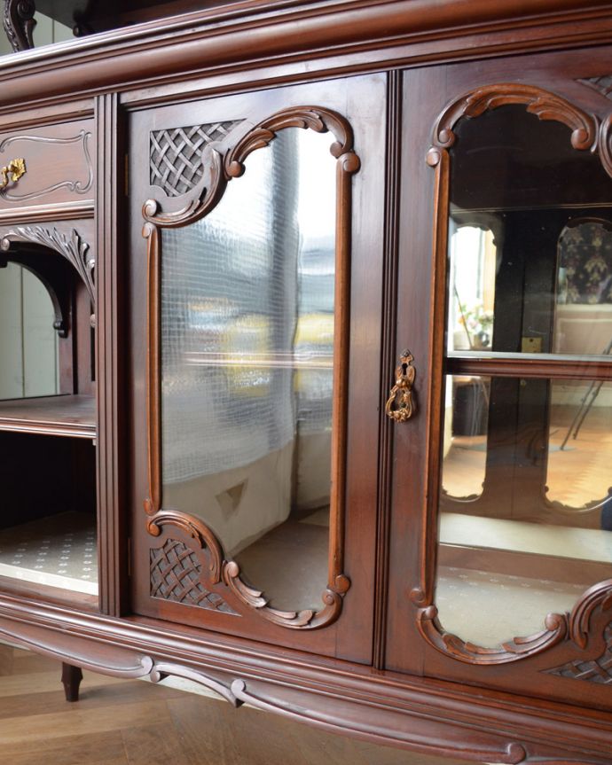 アンティークのキャビネット アンティーク家具 1880年代のゴージャスなアンティーク家具、マホガニー材を使ったパーラーキャビネット。ガラス部分にまでカッティング扉のガラス部分を見てみると、こんな場所までカッティング加工が施されています。(j-1867-f)