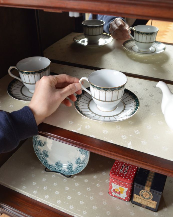 アンティークのキャビネット アンティーク家具 1880年代のゴージャスなアンティーク家具、マホガニー材を使ったパーラーキャビネット。生地選びにもこだわりましたこのキャビネットに似合うように貼り地をセレクトしました。(j-1867-f)