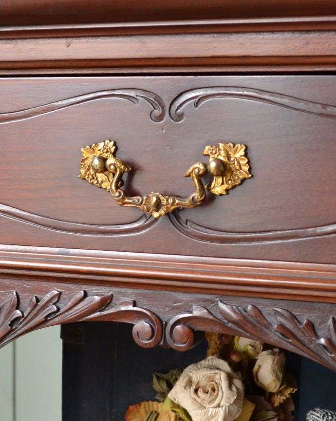 アンティークのキャビネット アンティーク家具 1880年代のゴージャスなアンティーク家具、マホガニー材を使ったパーラーキャビネット。引き出しの取っ手は英国らしい上品なデザインです。(j-1867-f)