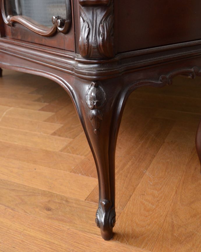 アンティークのキャビネット アンティーク家具 1880年代のゴージャスなアンティーク家具、マホガニー材を使ったパーラーキャビネット。自分で移動できますHandleのアンティーク家具の脚の裏にはフェルトをお付けしていますので、床を滑らせれば女性でも移動できます。(j-1867-f)