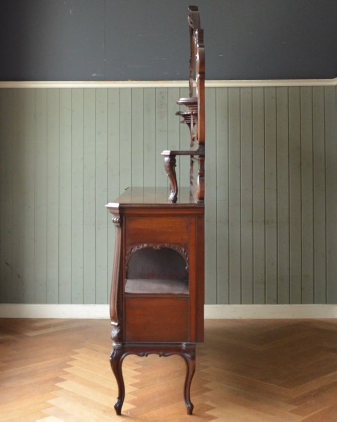 アンティークのキャビネット アンティーク家具 1880年代のゴージャスなアンティーク家具、マホガニー材を使ったパーラーキャビネット。横から見ても美しい至る所に施された装飾の美しさ。(j-1867-f)