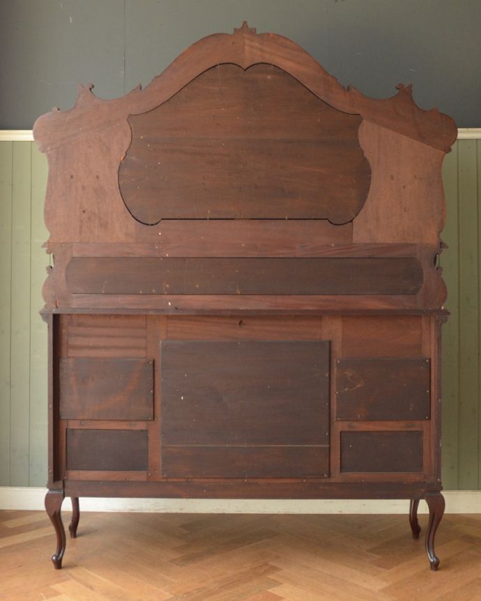 アンティークのキャビネット アンティーク家具 1880年代のゴージャスなアンティーク家具、マホガニー材を使ったパーラーキャビネット。しっかり修復しました!アンティークは新品ではないので経年変化によるキズはありますが、専門の職人がしっかり修復しました。(j-1867-f)