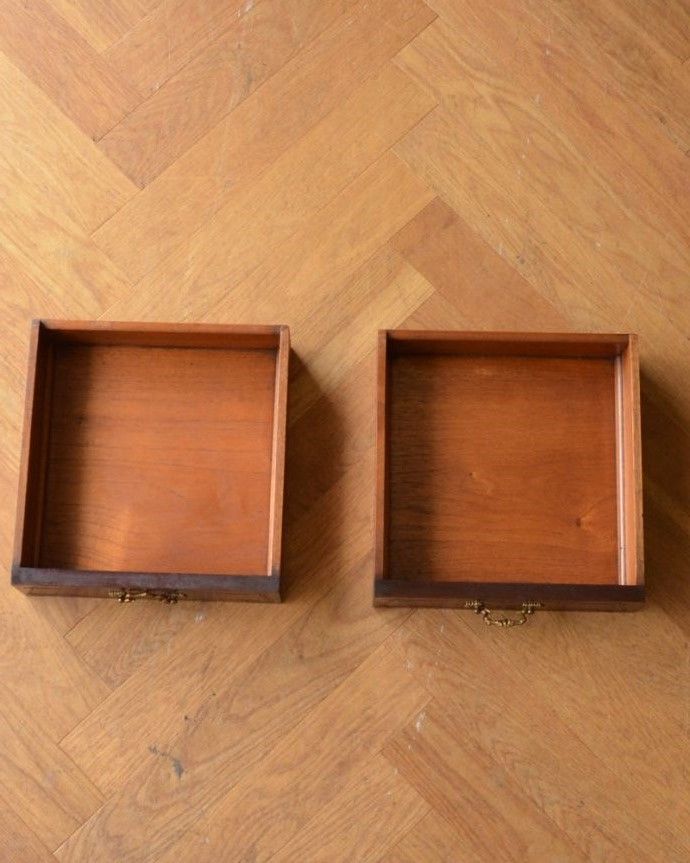 アンティークのキャビネット アンティーク家具 1880年代のゴージャスなアンティーク家具、マホガニー材を使ったパーラーキャビネット。キレイに修復したので、何を入れてもOK!もちろん引き出しの中も職人さんがキレイに直しました。(j-1867-f)