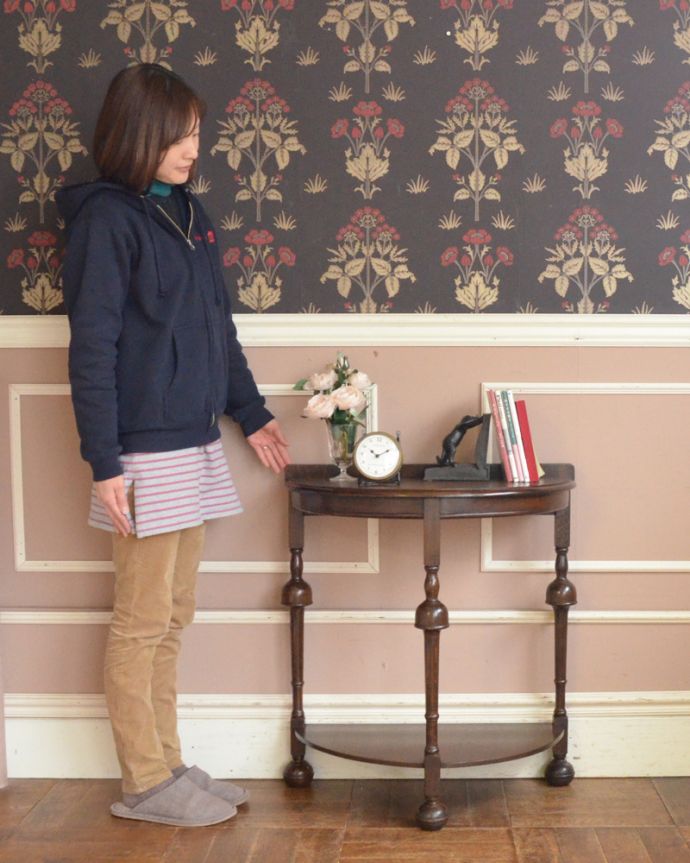 アンティークのテーブル　アンティーク家具　脚の装飾が素敵な、イギリス輸入のアンティークコンソールテーブル。壁にピタッと付けるだけで出来るおしゃれコーナーハーフムーン型のコンソールテーブルは見せる場所を作ってくれる最強のアンティーク家具。(j-1873-f)