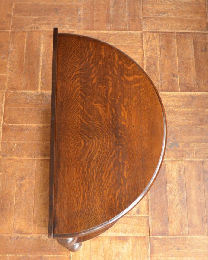 アンティークのテーブル　アンティーク家具　脚の装飾が素敵な、イギリス輸入のアンティークコンソールテーブル。上から見ると半分のお月様が見えますハーフムーン（半月型）の天板には、何を置いても素敵に魅せてくれる力があります。(j-1873-f)