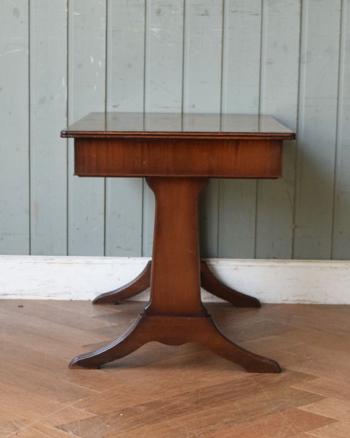 コーヒーテーブルの側面