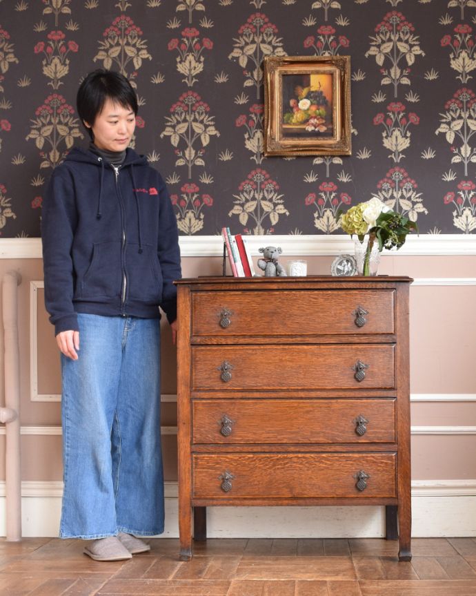 アンティークのチェスト　アンティーク家具　飽きのこないチェスト（４杯引き出し）、アンティークの英国家具。英国アンティークらしい落ち着いた雰囲気が自慢落ち着いた色合いが英国アンティークらしい雰囲気のチェスト。(j-1899-f)