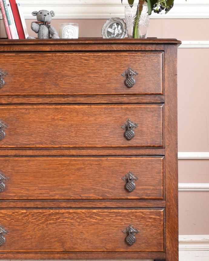 アンティークのチェスト　アンティーク家具　飽きのこないチェスト（４杯引き出し）、アンティークの英国家具。見た目はもちろん、実用的に使って楽しみましょうアンティークのチェストは見た目の美しさはもちろん、実用的にたっぷり収納が出来る実力派。(j-1899-f)