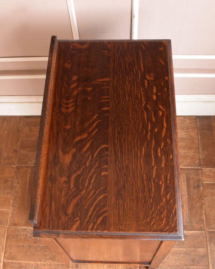 アンティークのチェスト　アンティーク家具　飽きのこないチェスト（４杯引き出し）、アンティークの英国家具。何を置こうかな･･･？上から見ると、天板はこんな感じです。(j-1899-f)