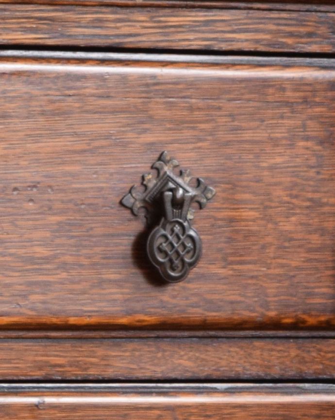 アンティークのチェスト　アンティーク家具　飽きのこないチェスト（４杯引き出し）、アンティークの英国家具。開ける度にワクワク高級感漂うアンティークらしいデザインの取っ手。(j-1899-f)
