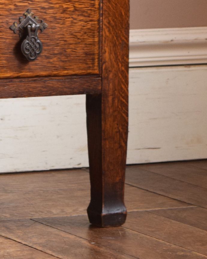 アンティークのチェスト　アンティーク家具　飽きのこないチェスト（４杯引き出し）、アンティークの英国家具。女性1人でラクラク運べちゃう仕掛けHandleのアンティークは、脚の裏にフェルトキーパーをお付けしています。(j-1899-f)