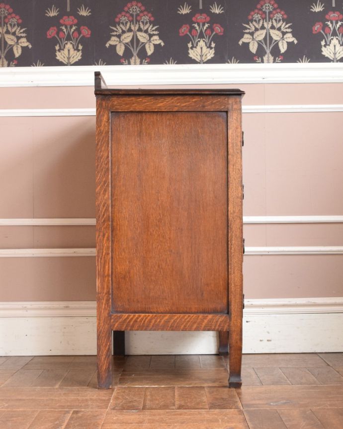 アンティークのチェスト　アンティーク家具　飽きのこないチェスト（４杯引き出し）、アンティークの英国家具。横顔だってカッコいい横から見るとこんな感じです。(j-1899-f)