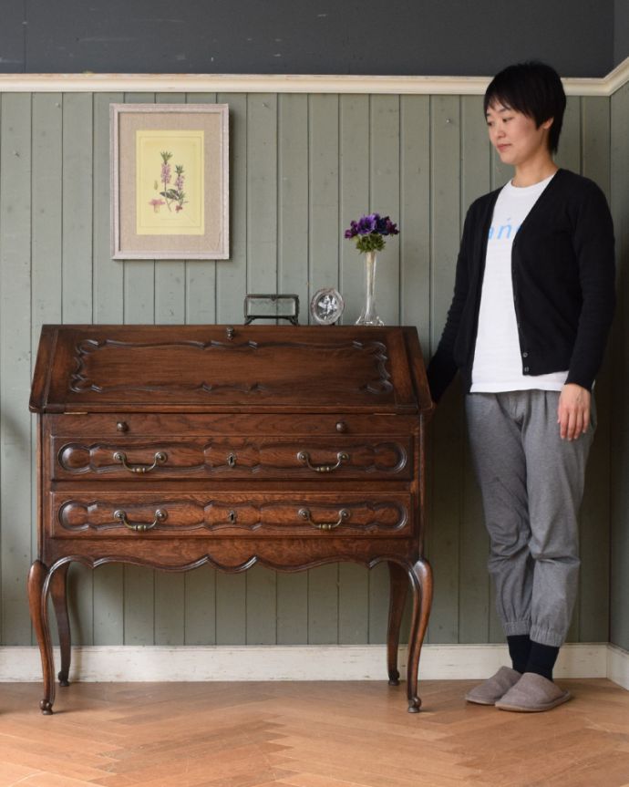 ビューロー　アンティーク家具　南仏スタイルのアンティーク家具、猫脚が美しいビューロー（デスク）。外国製のビューローは装飾があちこちにあるので、絵になるアイテム。(j-1907-f)