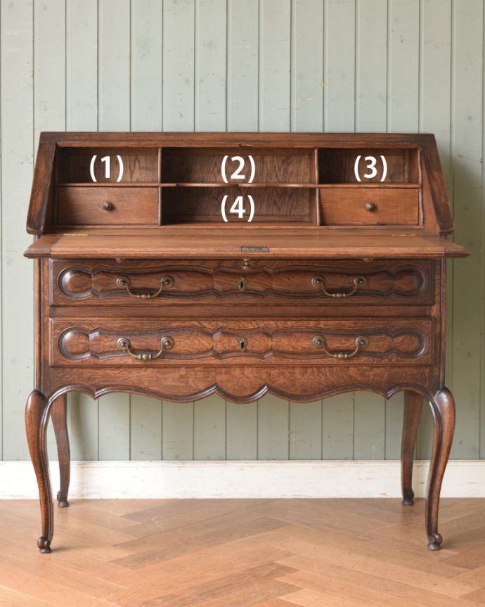 ビューロー　アンティーク家具　南仏スタイルのアンティーク家具、猫脚が美しいビューロー（デスク）。この通り天板は広々しているので、パソコンデスクとしても活躍してくれます。(j-1907-f)