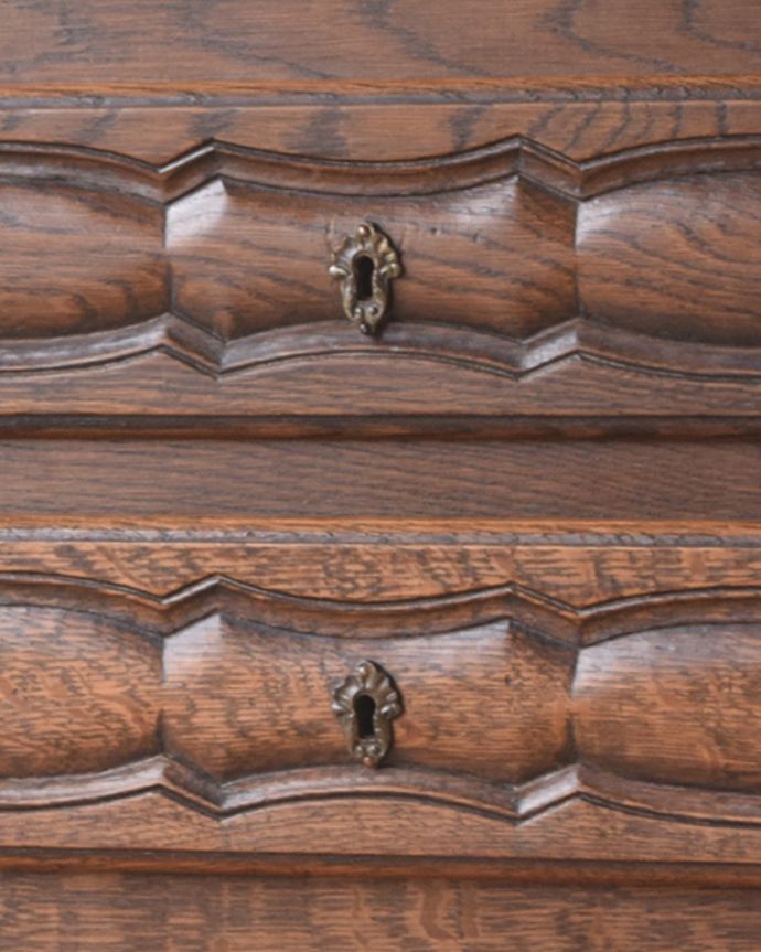 ビューロー　アンティーク家具　南仏スタイルのアンティーク家具、猫脚が美しいビューロー（デスク）。引き出しには鍵穴が付いています。(j-1907-f)