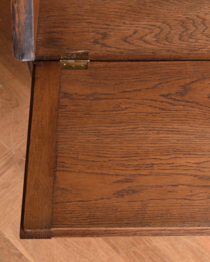 ビューロー　アンティーク家具　南仏スタイルのアンティーク家具、猫脚が美しいビューロー（デスク）。パソコンなどの作業をするのに、十分なスペースです。(j-1907-f)