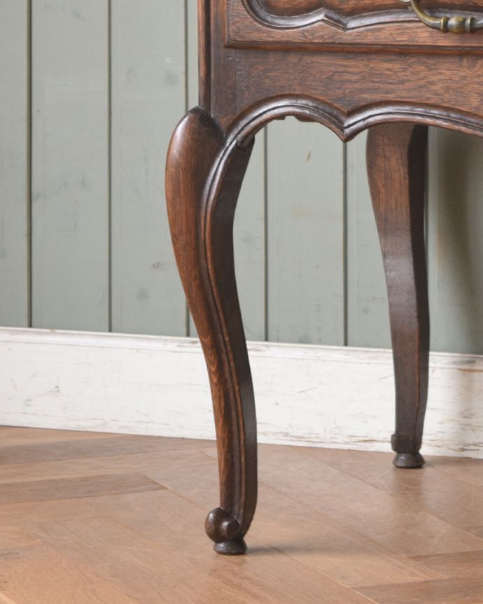 ビューロー　アンティーク家具　南仏スタイルのアンティーク家具、猫脚が美しいビューロー（デスク）。フランス製らしい可愛い猫脚。(j-1907-f)