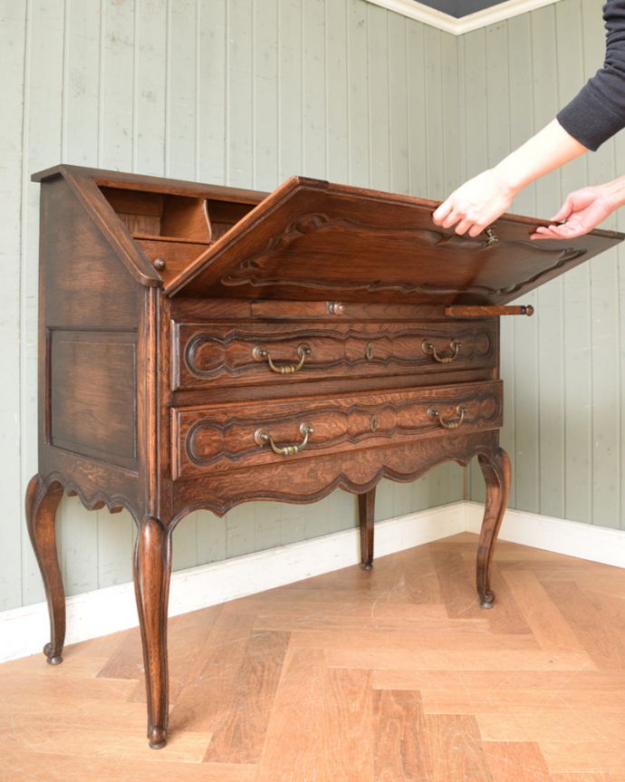 ビューロー　アンティーク家具　南仏スタイルのアンティーク家具、猫脚が美しいビューロー（デスク）。ビューローの支えであるバーは、両サイドに付いています。(j-1907-f)
