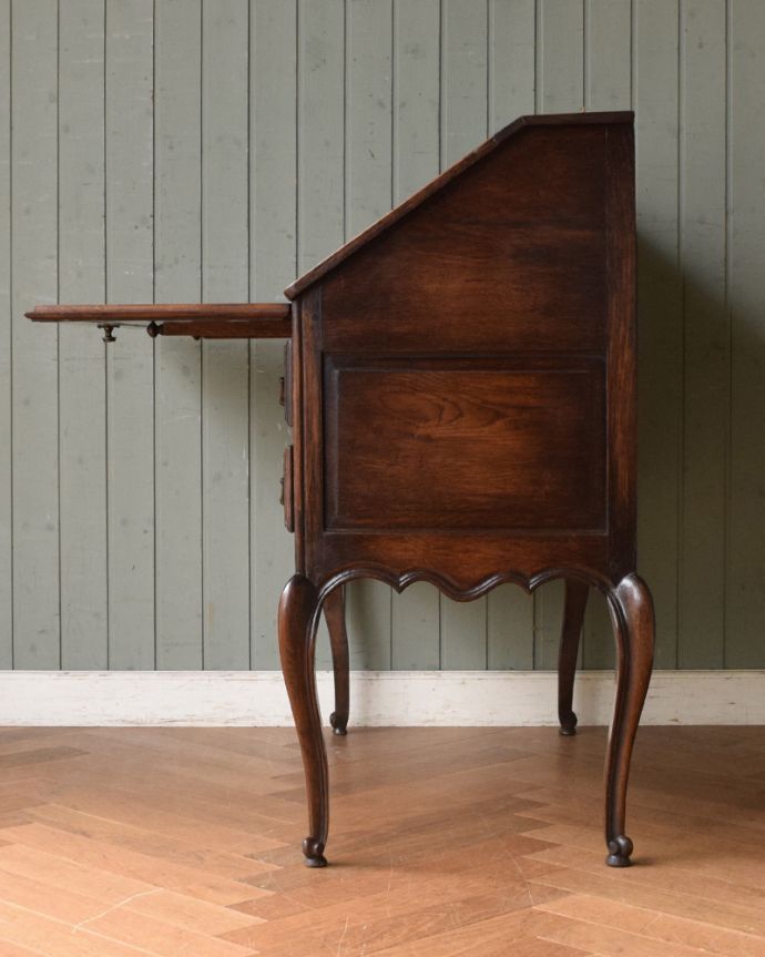 ビューロー　アンティーク家具　南仏スタイルのアンティーク家具、猫脚が美しいビューロー（デスク）。ビューローを閉じると、スッキリとしたキャビネットに。(j-1907-f)