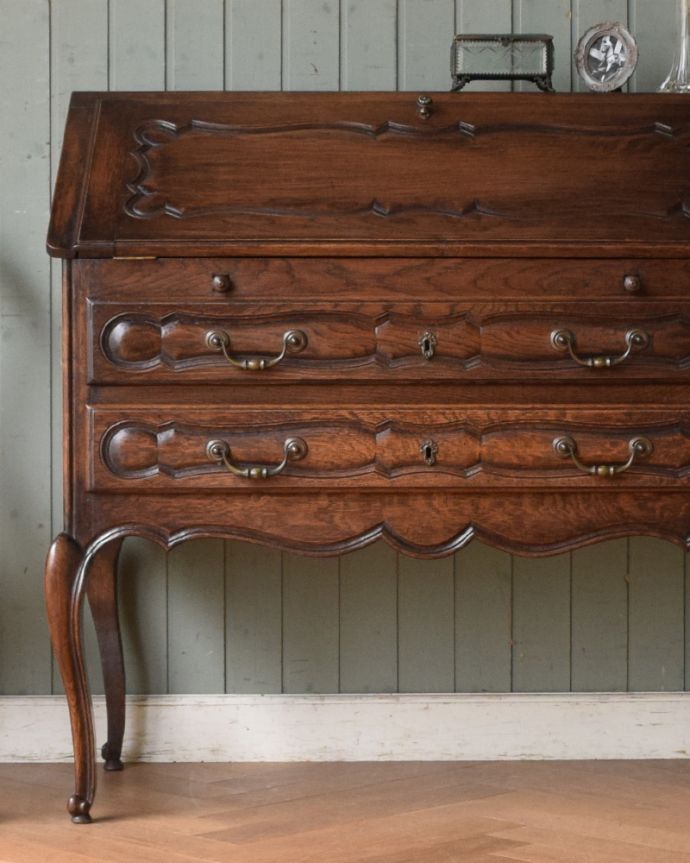ビューロー　アンティーク家具　南仏スタイルのアンティーク家具、猫脚が美しいビューロー（デスク）。とっても美しい彫の装飾です。(j-1907-f)