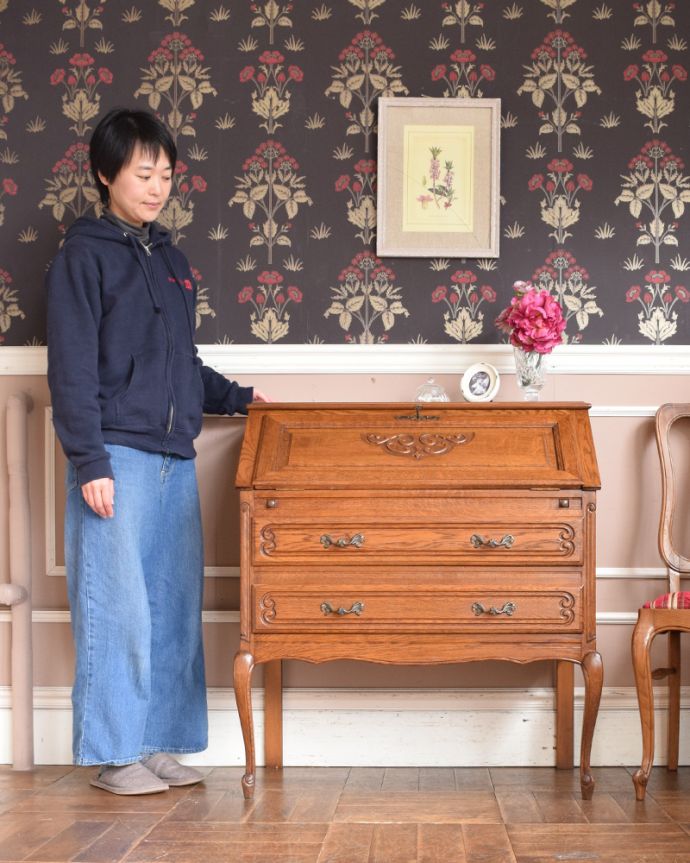 ビューロー　アンティーク家具　フランスの美しいアンティーク家具、南フランスの香り漂うビューロー（デスク）。外国製のビューローは装飾があちこちにあるので、絵になるアイテム。(j-1915-f)