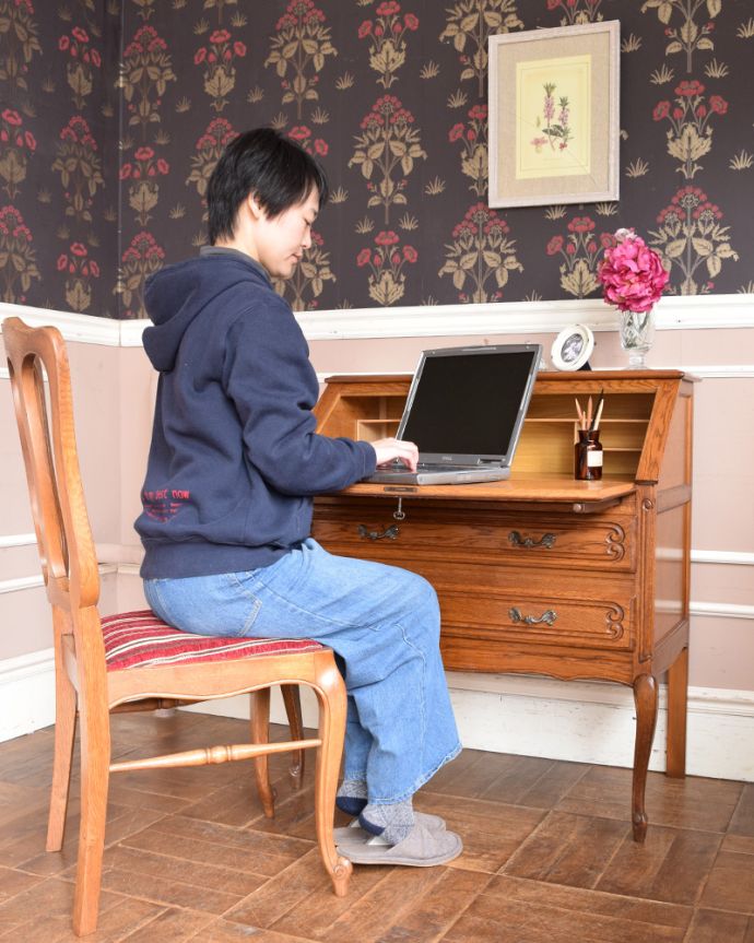 ビューロー　アンティーク家具　フランスの美しいアンティーク家具、南フランスの香り漂うビューロー（デスク）。書き物やパソコンをする時は、台を下ろして使ってください。(j-1915-f)