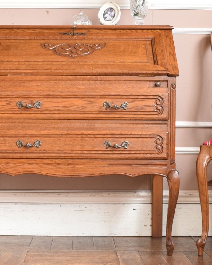 ビューロー　アンティーク家具　フランスの美しいアンティーク家具、南フランスの香り漂うビューロー（デスク）。とっても美しい彫の装飾です。(j-1915-f)