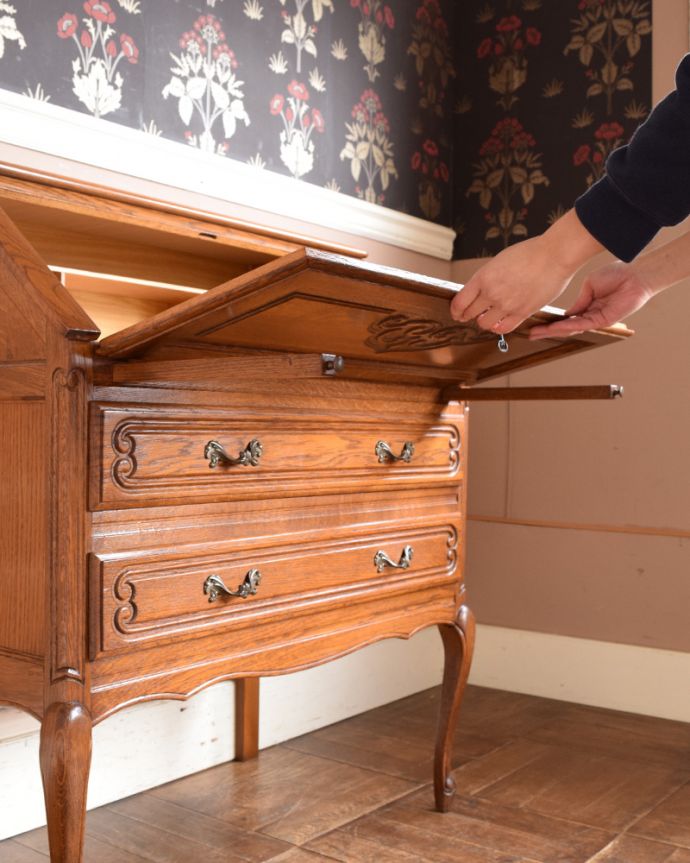 ビューロー　アンティーク家具　フランスの美しいアンティーク家具、南フランスの香り漂うビューロー（デスク）。ビューローの支えであるバーは、両サイドに付いています。(j-1915-f)
