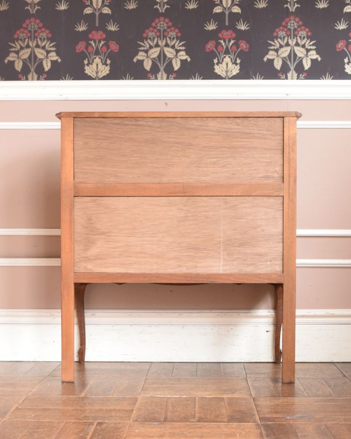 ビューロー　アンティーク家具　フランスの美しいアンティーク家具、南フランスの香り漂うビューロー（デスク）。アンティークは新品ではないので、もちろん経年変化によるキズはありますが、専門の職人が目立たないようキレイにお直しをしているので、後姿までキレイです。(j-1915-f)