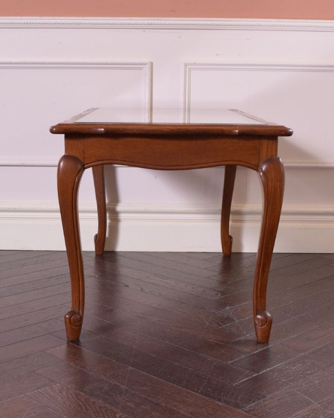 アンティークのテーブル アンティーク家具 編み目が美しいガラス天板、フランス輸入のアンティークのコーヒーテーブル。アンティークは新品ではないので、もちろん経年変化によるキズはありますが、専門の職人が目立たないようキレイにお直しをしているので、どこから見てもキレイです。(j-1924-f)