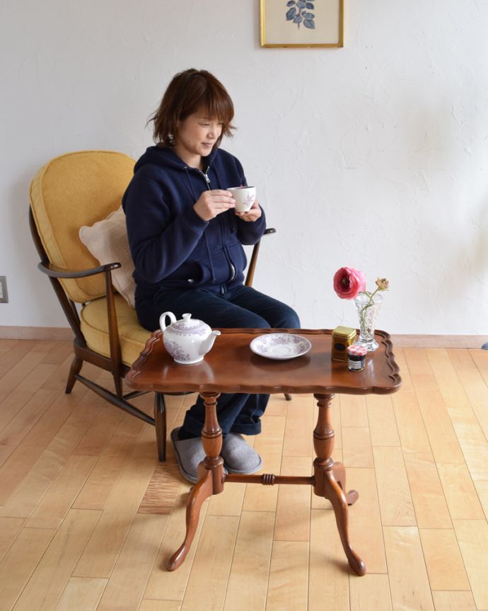 ロイドテーブル アンティーク家具 英国スタイルのアンティーク家具、レースのような縁取りが美しいコーヒーテーブル。どこでも置けるちょうどいいサイズのテーブル。(j-1926-f)