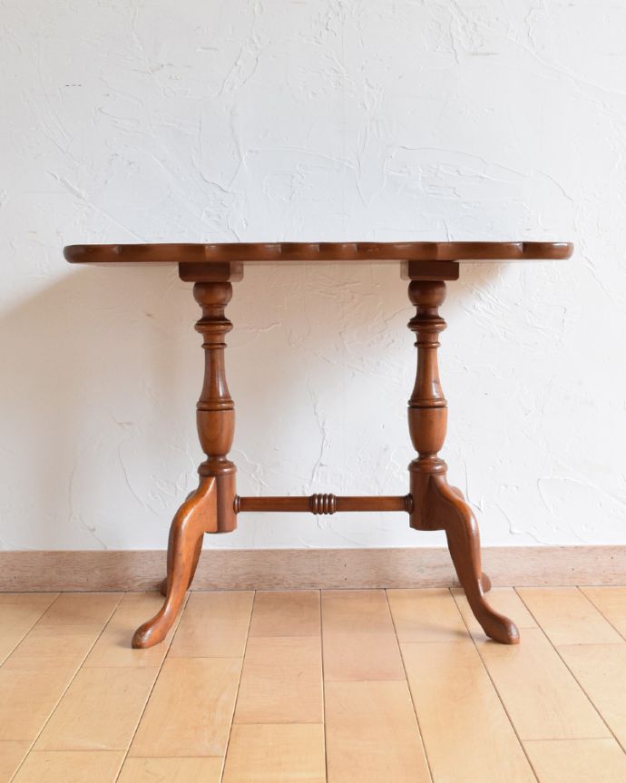 ロイドテーブル アンティーク家具 英国スタイルのアンティーク家具、レースのような縁取りが美しいコーヒーテーブル。アンティークは新品ではないので、もちろん経年変化によるキズはありますが、専門の職人が目立たないようキレイにお直しをしているので、後姿までキレイです。(j-1926-f)