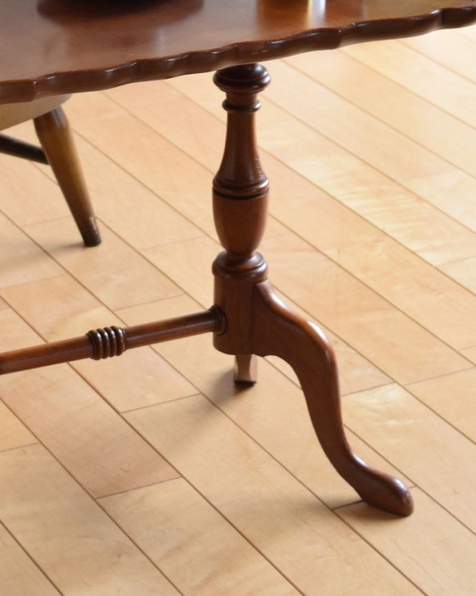 ロイドテーブル アンティーク家具 英国スタイルのアンティーク家具、レースのような縁取りが美しいコーヒーテーブル。美しい猫脚でしっかりテーブルを支えます。(j-1926-f)