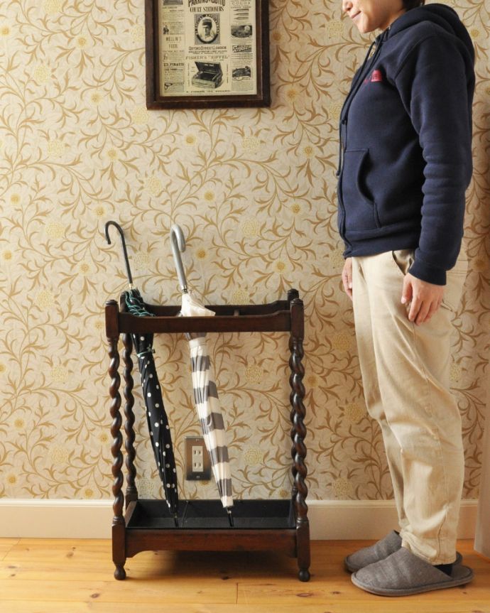 アンティークの玄関収納　アンティーク家具　英国スタイルに似合うアンティーク家具、ツイストラインが美しいステッキスタンド（傘立て） 。英国紳士の身だしなみのために作られた家具実は傘立てではなくステッキを立てて置くためのスタンド。(j-1927-f)