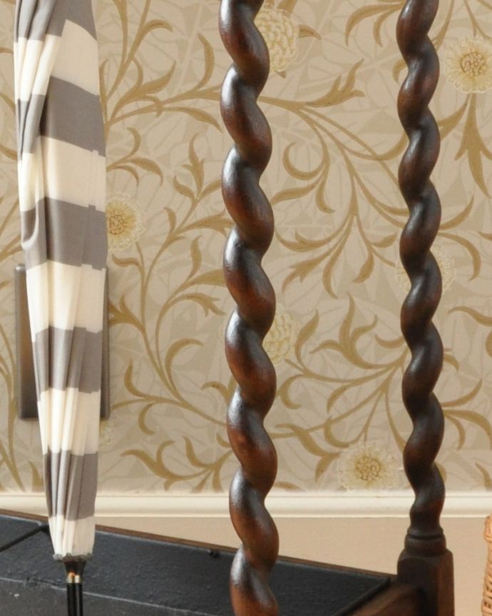 アンティークの玄関収納　アンティーク家具　英国スタイルに似合うアンティーク家具、ツイストラインが美しいステッキスタンド（傘立て） 。玄関を華やかにしてくれる英国デザイン海を渡って来てくれたおかげで、日本ではとても素敵な傘立てとして使えます。(j-1927-f)