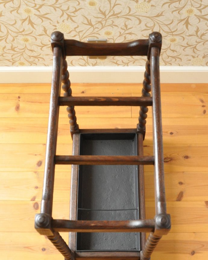 アンティークの玄関収納　アンティーク家具　英国スタイルに似合うアンティーク家具、ツイストラインが美しいステッキスタンド（傘立て） 。上から見るとこんな感じもともとステッキを立てていた場所は、傘も収納しやすいデザインになっています。(j-1927-f)