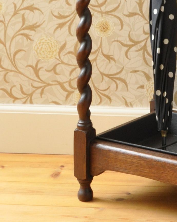 アンティークの玄関収納　アンティーク家具　英国スタイルに似合うアンティーク家具、ツイストラインが美しいステッキスタンド（傘立て） 。持ち上げなくても移動できますHandleのアンティークは、脚の裏にフェルトキーパーをお付けしていますので、持ち上げなくても床を滑らせて移動させることが出来ます。(j-1927-f)