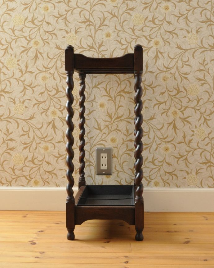 アンティークの玄関収納　アンティーク家具　英国スタイルに似合うアンティーク家具、ツイストラインが美しいステッキスタンド（傘立て） 。横顔も美しく！こんな風に見えます専門の職人が、一度バラしてキレイに組み直しました。(j-1927-f)