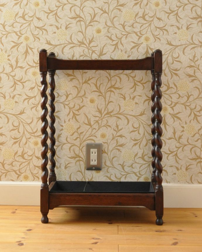 アンティークの玄関収納　アンティーク家具　英国スタイルに似合うアンティーク家具、ツイストラインが美しいステッキスタンド（傘立て） 。後ろ姿もキレイなんです。(j-1927-f)