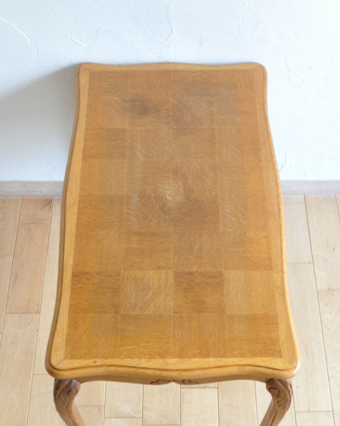 アンティークのテーブル　アンティーク家具　市松模様の天板がステキなコーヒーテーブル、アンティーク南仏家具。美しすぎる天板の模様木の模様を組み合わせる事で描き出すパーケットの幾何学模様のデザイン。(j-1928-f)