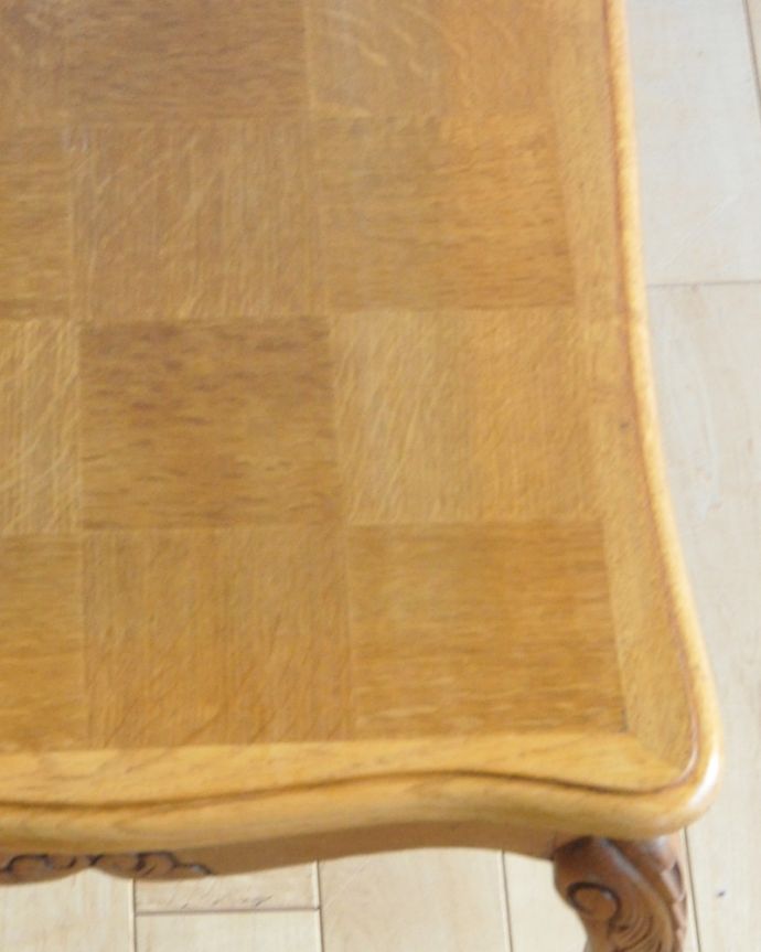 アンティークのテーブル　アンティーク家具　市松模様の天板がステキなコーヒーテーブル、アンティーク南仏家具。近づいてみると…アンティークはもちろん新品ではないので小さなキズや汚れはありますが、キレイにお直ししたので満足して頂ける自信があります！。(j-1928-f)