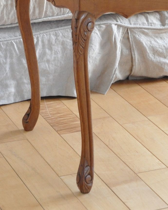 アンティークのテーブル　アンティーク家具　市松模様の天板がステキなコーヒーテーブル、アンティーク南仏家具。持ち上げなくても移動できます！Handleのアンティークは、脚の裏にフェルトキーパーをお付けしていますので、床を滑らせてれば移動が簡単です。(j-1928-f)