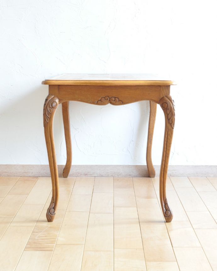 アンティークのテーブル　アンティーク家具　市松模様の天板がステキなコーヒーテーブル、アンティーク南仏家具。横から見てもステキ横から見るとこんな感じ。(j-1928-f)