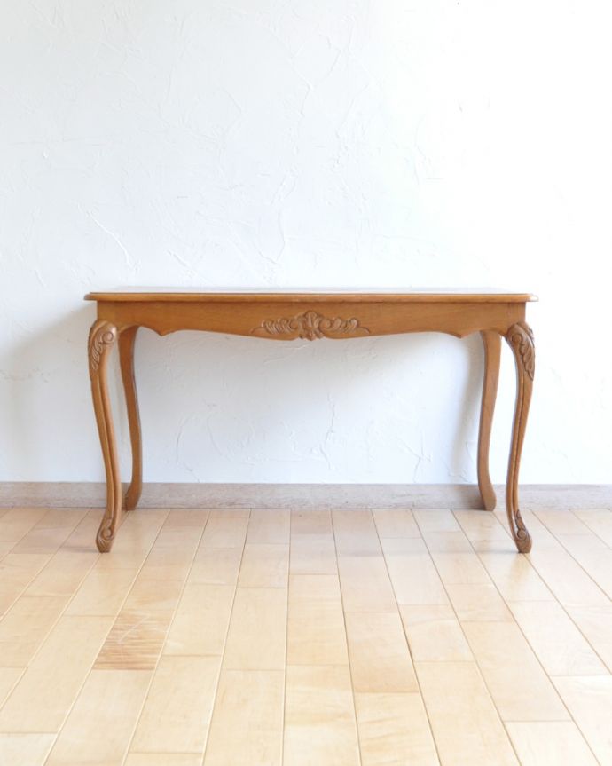 アンティークのテーブル　アンティーク家具　市松模様の天板がステキなコーヒーテーブル、アンティーク南仏家具。こちら側も、もちろんキレイです！アンティークは新品ではないので、もちろん経年変化によるキズはありますが、専門の職人がキレイにお直しをしているので、後ろ姿までキレイです。(j-1928-f)