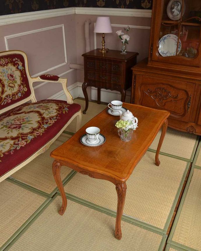 アンティークのテーブル　アンティーク家具　市松模様の天板がステキなコーヒーテーブル、アンティーク南仏家具。フレンチスタイルで優雅な空間に人気のプチポワンと、豪華な彫が素敵なキャビネットをあわせて、リビングをイメージしてコーディネートしてみました。(j-1928-f)