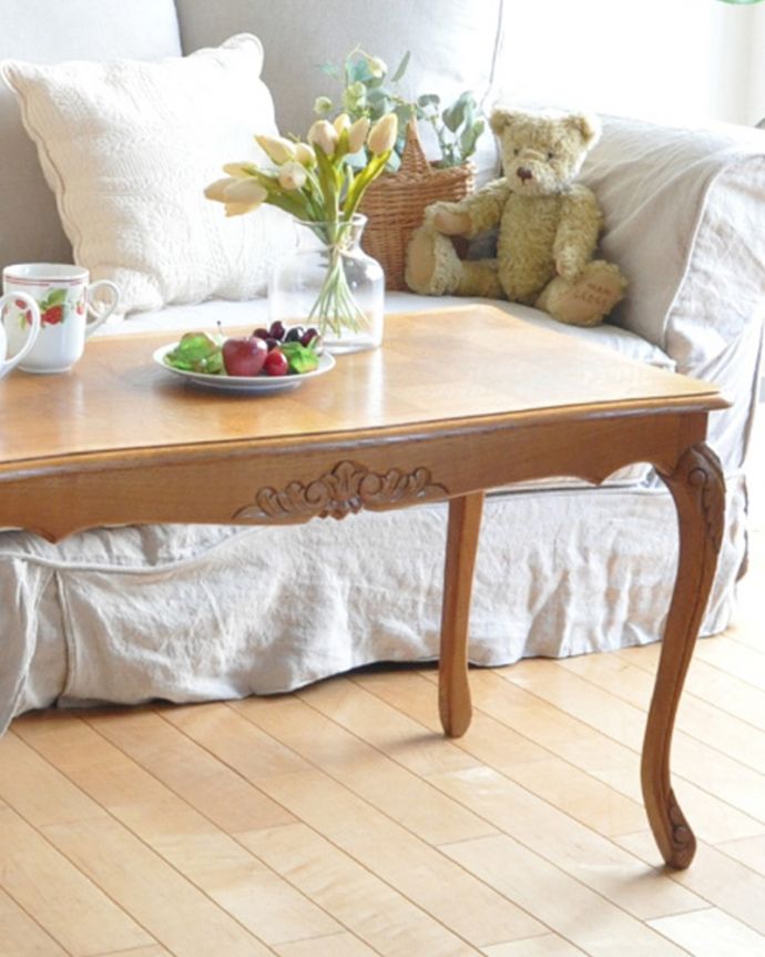 アンティークのテーブル　アンティーク家具　市松模様の天板がステキなコーヒーテーブル、アンティーク南仏家具。やっぱり自慢はこの脚線美一番最初に目に飛び込んでくるフレンチカブリオレレッグ。(j-1928-f)