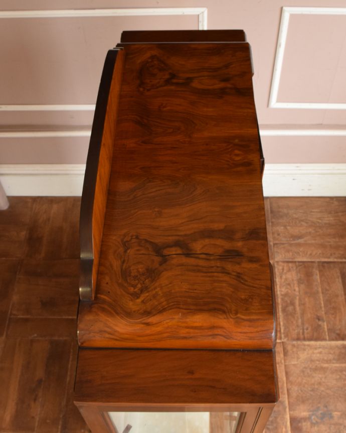 アンティークのキャビネット アンティーク家具 ウォルナット材のガラス扉のショーケース、英国入荷のアンティーク家具。天板部分もキレイに仕上げました。(j-1932-f)