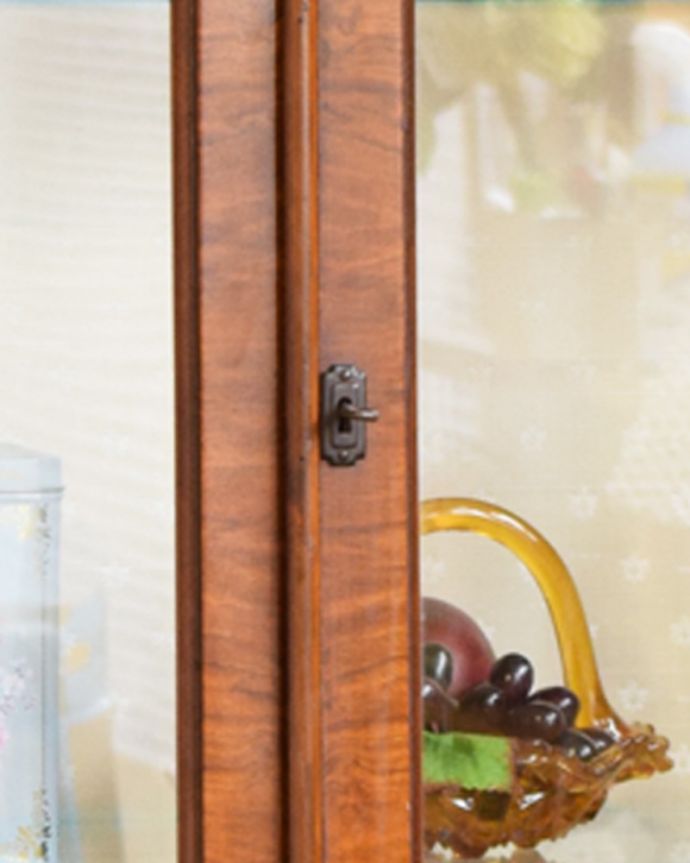 アンティークのキャビネット アンティーク家具 ウォルナット材のガラス扉のショーケース、英国入荷のアンティーク家具。開ける度にワクワク・・・取っ手もアンティークらしいデザイン。(j-1932-f)